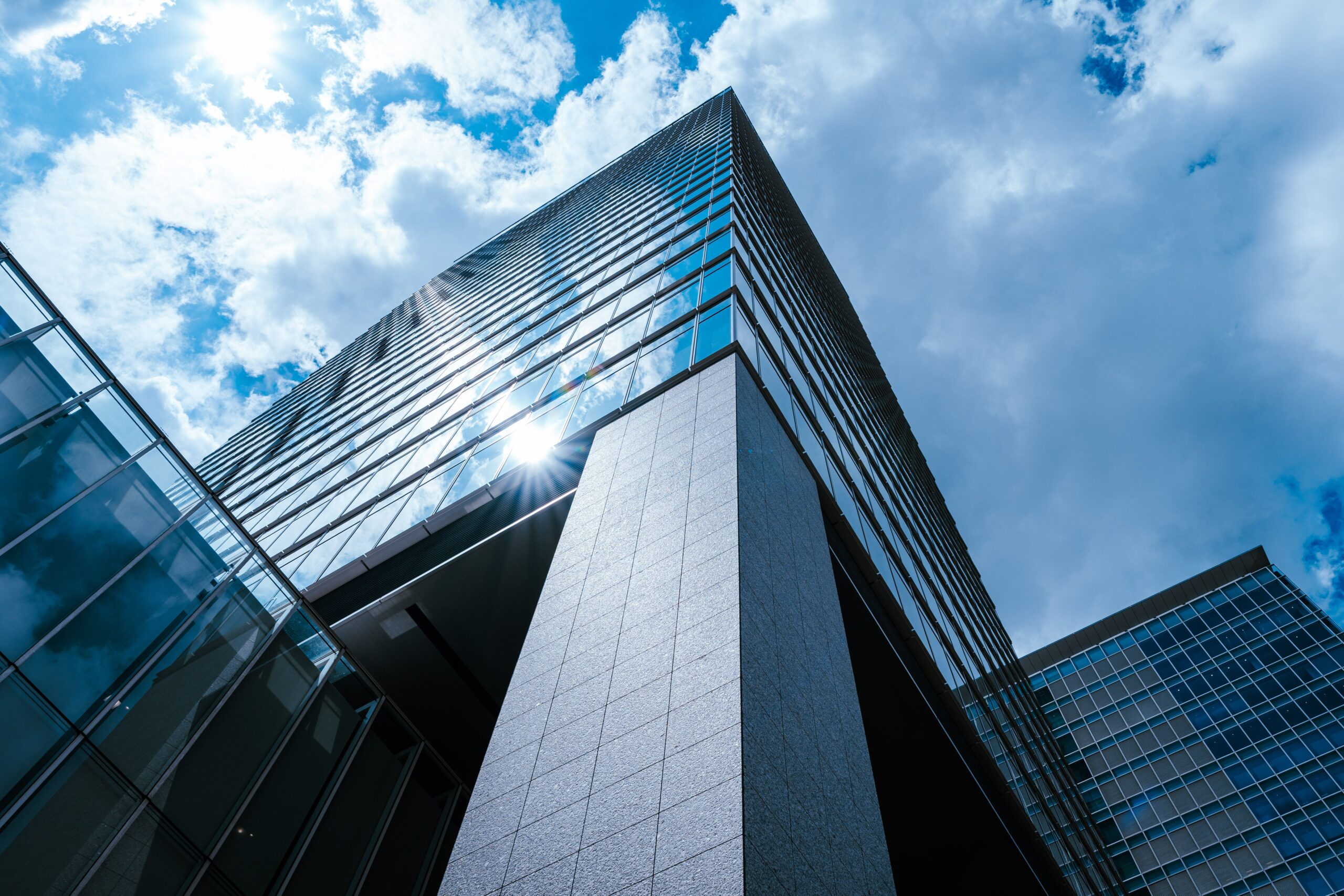 리츠(REITs) 투자 입문 소액으로도 건물주가 될 수 있을까요? 리츠 투자로 소액으로도 대형 부동산에 투자하는 개념을 나타내는 이미지