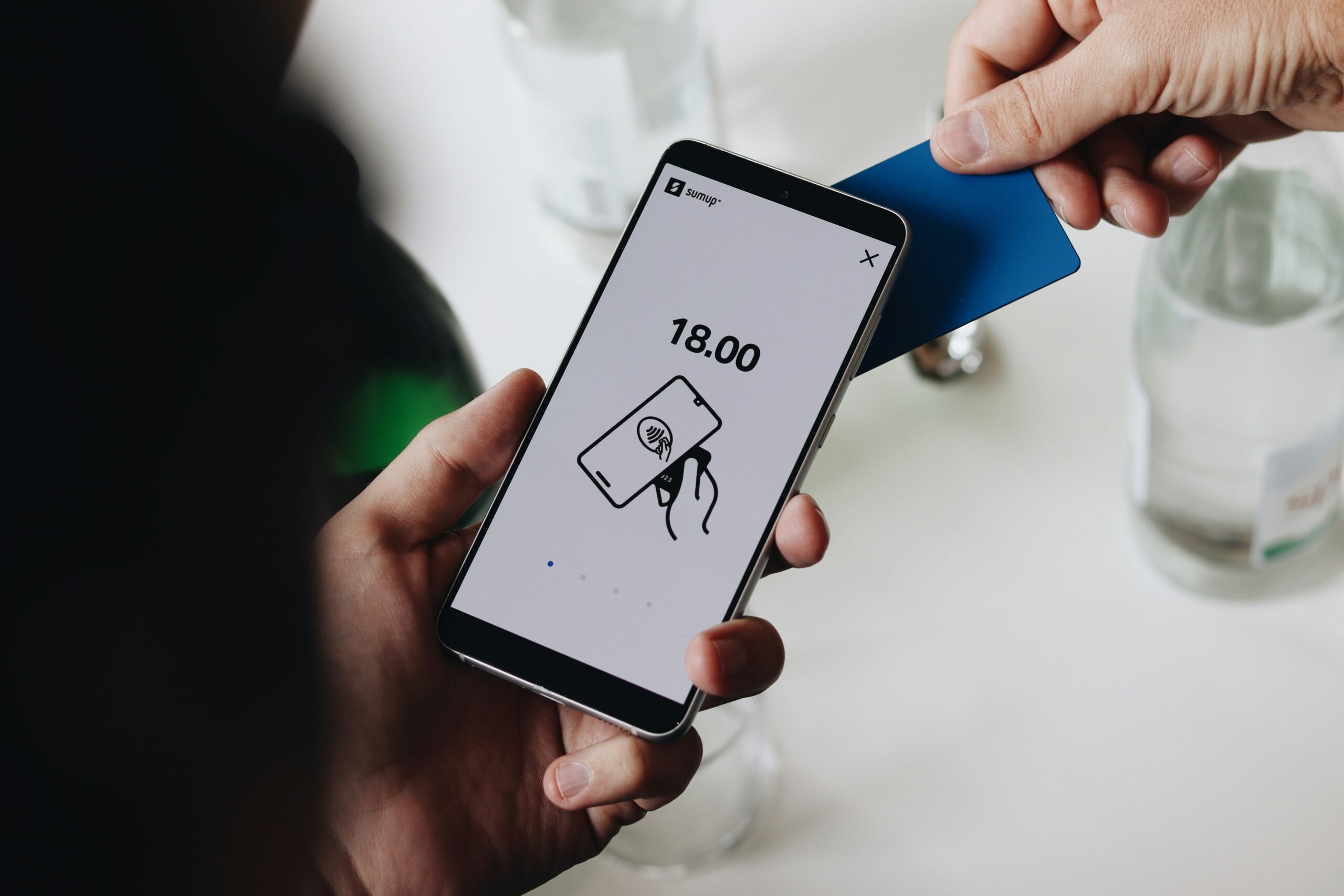 스마트폰 모바일 뱅킹 앱으로 파킹통장 CMA MMF 비상금 계좌를 관리하는 모습